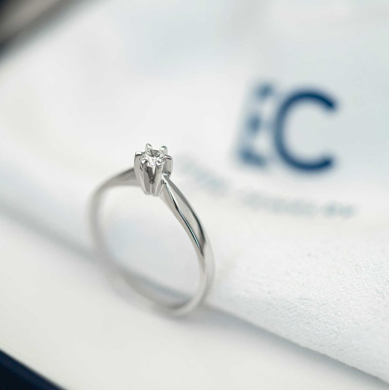 Capella ring i hvittgull m/Diamant 0,10 ct WSI