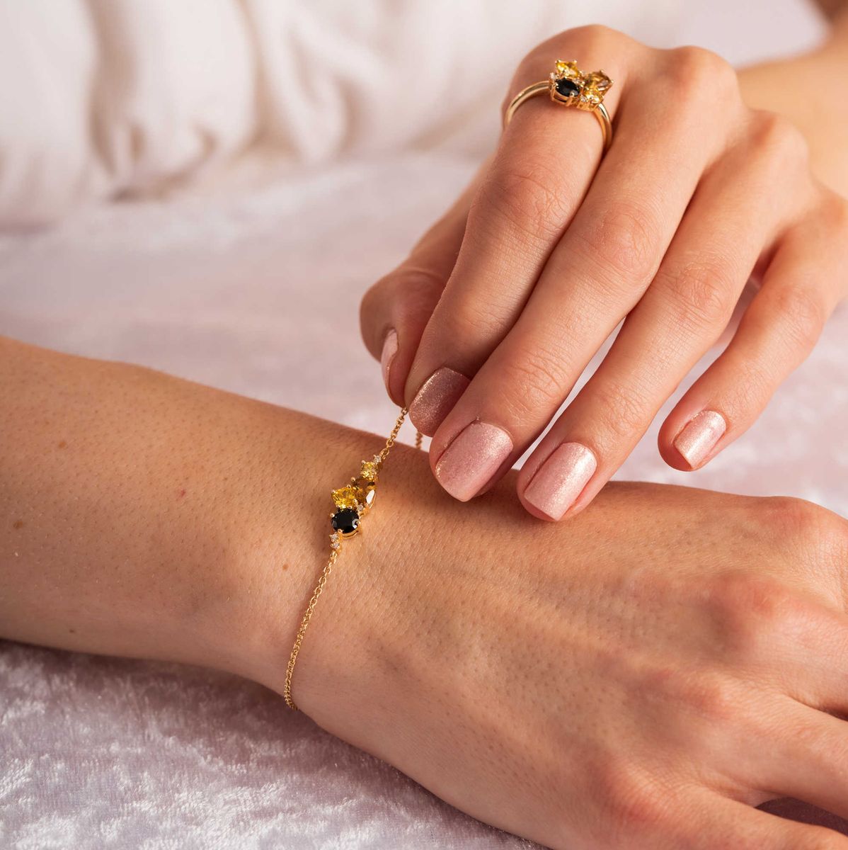 GLAM armbånd med gylne toner 992192