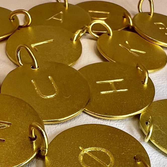 Hovedbilde Anheng plate i forgylt sølv med bokstav 