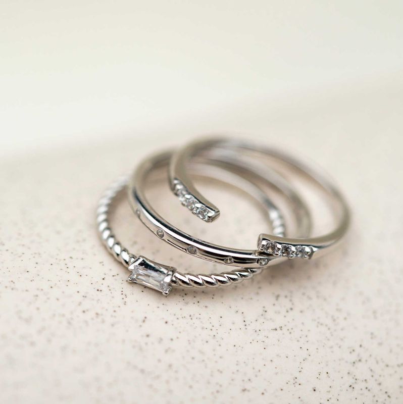 Ringer i sølv med zirkonia